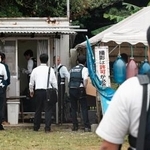 　辺野古沖で転覆した船の運航団体の関係先に家宅捜索に入る海保係官＝２０日午前８時５９分、沖縄県名護市