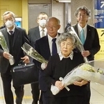 　地下鉄サリン事件から３１年となり、東京メトロ霞ケ関駅で献花に向かう遺族の高橋シズヱさん（手前）＝２０日午前、東京都千代田区