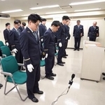 　地下鉄サリン事件から３１年となり、東京メトロ霞ケ関駅で黙とうする駅員ら＝２０日午前８時１０分、東京都千代田区（代表撮影）