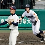 　滋賀学園-長崎西　５回裏滋賀学園無死二塁、吉森が右越えに適時三塁打を放つ。投手坂田＝甲子園