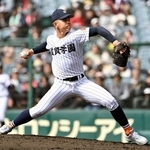 　長崎西戦の４回から２番手で登板した滋賀学園・伴田＝甲子園