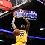 　ヒート戦でダンクを決めるレーカーズのレブロン・ジェームズ＝１９日、マイアミ（ロイター＝共同）