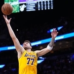 　ヒート戦でシュートを放つレーカーズのルカ・ドンチッチ＝１９日、マイアミ（ゲッティ＝共同）