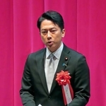 　陸上自衛隊高等工科学校の卒業式で訓示する小泉防衛相＝２０日午前、神奈川県横須賀市