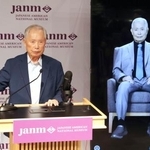 　１９日、自身の体験を対話形式で伝える機器の隣で、記者会見するジョージ・タケイさん＝米ロサンゼルス（共同）