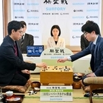 　囲碁の第５０期棋聖戦７番勝負の第６局を終え、対局を振り返る一力遼棋聖（左）と芝野虎丸十段＝２０日午後、千葉県勝浦市