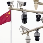 　北京市内に設置された監視カメラと中国国旗＝５日、北京（共同）