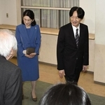 　「修養団」の創立１２０周年記念大会の会場に到着された秋篠宮ご夫妻＝２０日午後、東京都渋谷区の国立オリンピック記念青少年総合センター