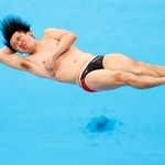 　男子板飛び込み決勝　坂井丞の３回目の演技＝東京アクアティクスセンター