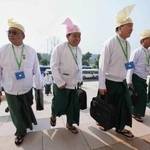 　２０日、ミャンマーの首都ネピドーで連邦議会に到着した議員ら（ＡＰ＝共同）