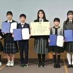 　「弁当の日おいしい記憶のエピソード」で文部科学大臣賞を受賞した吉田かりん結愛さん（左から５人目）と他の受賞者＝２０日午後、東京都港区