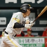 　３回、右中間に２点二塁打を放つソフトバンク・柳田＝みずほペイペイドーム