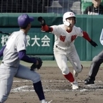 　花巻東-智弁学園　３回表智弁学園１死二塁、角谷が左中間に先制二塁打を放つ。投手萬谷＝甲子園