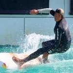 　子どもたちの前で、波乗りを披露するサーフィン男子の五十嵐カノア＝静岡県牧之原市