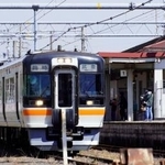 　武豊線の開業１４０周年を記念したツアー列車として運行された気動車「キハ７５形」＝２０日午前、ＪＲ武豊駅