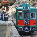 　定期運行の最終日を迎えた南海電鉄高野線の観光列車「天空」＝２０日午後、和歌山県高野町の極楽橋駅