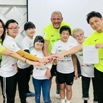 　インクルーシブ教育の実現を求める提言書を文科省に提出後、手を合わせるダウン症の当事者や家族ら。右から２人目はあべけん太さん、同４人目はアレックス・ラミレスさん＝２０日午前、東京都新宿区