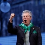 　集会で拳を上げるウンベルト・ボッシさん＝２０１０年３月、ミラノ（ＡＰ＝共同）