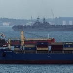 　シンガポール沖を航行する米強襲揚陸艦（奥）＝１７日（ロイター＝共同）