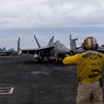 　対イラン作戦に当たる米空母上の戦闘攻撃機＝１５日（米海軍提供、ロイター＝共同）