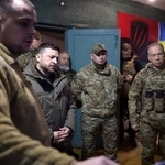 　６日、ウクライナ東部ドネツク州の軍部隊を訪れたゼレンスキー大統領（左から２人目）ら（ロイター＝共同）
