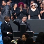 　米シカゴでの公民権運動指導者ジャクソン師の追悼イベントで、演説するコロンビアのペトロ大統領（中央）＝６日（ゲッティ＝共同）