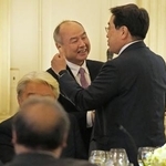 　ホワイトハウスで行われた夕食会に参加したソフトバンクグループの孫正義会長兼社長（左）＝１９日、ワシントン