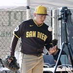 　１０日、ブルペンで投球練習するパドレス・松井＝ピオリア