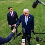 　２０日、米ワシントンのホワイトハウスで、取材に応じるトランプ大統領（右）（ロイター＝共同）