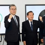 　「信州ガバメントハンター協議会」設立を発表した長野県小諸市の小泉俊博市長（中央左）と大町市の牛越徹市長（同右）＝２１日午前、小諸市