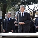 　追悼の辞を述べる遺族の毛塚辰幸さん（手前）＝２１日午前、栃木県大田原市の県立大田原高