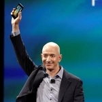 　記者会見で「ファイアフォン」を発表するジェフ・ベゾス氏＝２０１４年６月、米ワシントン州シアトル（ロイター＝共同）