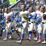 　東洋大姫路に勝利し、駆け出す花咲徳栄の選手たち＝甲子園