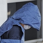 　送検のため、三重県警松阪署を出る水谷水都代容疑者（中央）＝２１日午後０時１２分