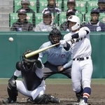 　高知農-日本文理　２回表日本文理１死一、三塁、染谷が先制の右犠飛を放つ。捕手山本＝甲子園