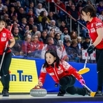 　米国戦でショットを放つロコ・ソラーレの藤沢（中央）＝カルガリー（カナディアンプレス提供・ＡＰ＝共同）