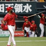 　４回、左越えに３ランを放つ広島・ファビアン＝みずほペイペイドーム