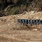 　能登半島地震や奥能登豪雨で流入した土砂が堆積する農地＝１６日、石川県輪島市