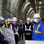 　北海道新幹線の渡島トンネル内で、工事状況の説明を聞く北海道の鈴木直道知事（手前右）＝２１日午前