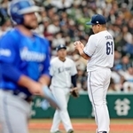 　５回、ＤｅＮＡのヒュンメル（手前）に押し出し四球を与えた西武・平良＝ベルーナドーム