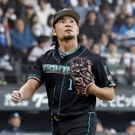 　５回の投球を終え、ベンチに戻る日本ハム・伊藤＝エスコンフィールド