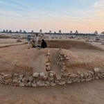 　中東バーレーンで栄えたとされる、古代文明「ディルムン」の古墳（アアリ古墳群西考古学プロジェクト提供）