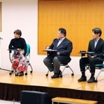 　認定ＮＰＯ法人「カタリバ」が開いたイベントに参加する乙武洋匡さん（左端）ら＝２１日午後、東京都港区