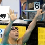 　男子２００メートル平泳ぎ決勝のレース後、声援に応える大橋信。日本歴代２位となる２分６秒５９で優勝した＝東京アクアティクスセンター