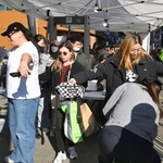 　韓国の人気音楽グループＢＴＳの公演会場で保安検査を受けるファンら＝２１日、ソウル（共同）