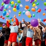 　閉校する町野小で行われた記念イベントで、風船を飛ばす子どもたち＝２１日午後、石川県輪島市