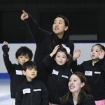 　「木下ＭＡＯアカデミー」主宰の浅田真央さん（奥）と生徒たち＝２１日、東京都立川市