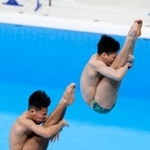 　男子シンクロ板飛び込み　優勝した須山晴貴（奥）、伊熊扇李組の演技＝東京アクアティクスセンター