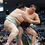 　琴桜（左）が外掛けで豊昇龍を破る＝エディオンアリーナ大阪