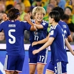 　日本-オーストラリア　前半、先制ゴールを決め喜ぶ浜野（中央）＝シドニー（共同）